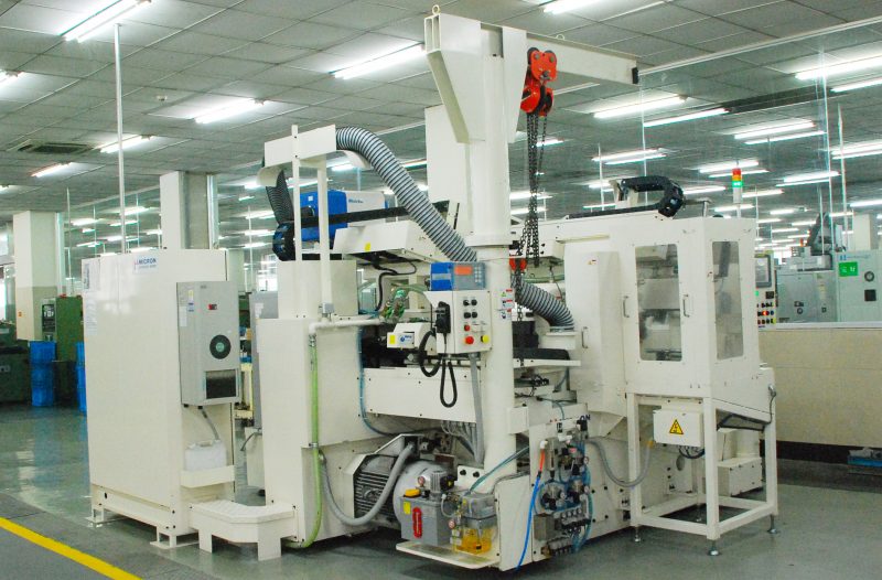 What are the differences between centerless grinding and external grinding